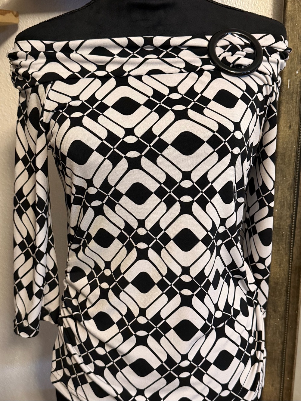 VNTG Y2K Byerwear Geometric Mod Ring Accent Off Shoulder Top Black White β’Largeβ’